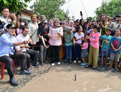 Bupati Egi Janji Perbaiki Jalan Rusak di Palas, Respons Aksi Unik Warga Panen Lele di Jalan