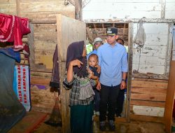 Bupati Egi Serahkan Bantuan Bedah Rumah kepada Warga Desa Budi Lestari